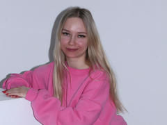 JuliaShorter - blond female webcam at LiveJasmin