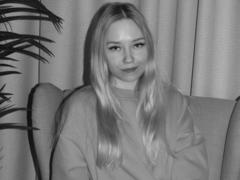 JuliaShorter - blond female webcam at LiveJasmin