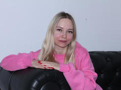 JuliaShorter - blond female webcam at LiveJasmin