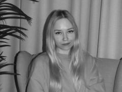 JuliaShorter - blond female webcam at LiveJasmin