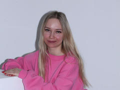 JuliaShorter - blond female webcam at LiveJasmin