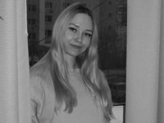 JuliaShorter - blond female webcam at LiveJasmin