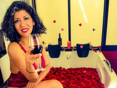 JuliaNewell - female with black hair webcam at LiveJasmin