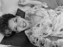 JuliaNewell - female with black hair webcam at LiveJasmin