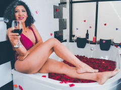 JuliaNewell - female with black hair webcam at LiveJasmin