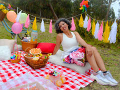 JuliaNewell - female with black hair webcam at LiveJasmin