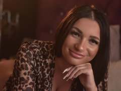 JuliaReeds - female with black hair webcam at xLoveCam