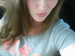 Julia-Jones - female with brown hair webcam at xLoveCam