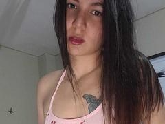 JulianaaG - female with brown hair webcam at xLoveCam