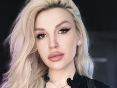 JulietFame - female with brown hair webcam at xLoveCam