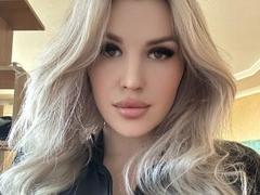 JulietFame - female with brown hair webcam at xLoveCam