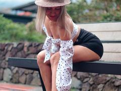 JuliethVarx - female with brown hair webcam at xLoveCam