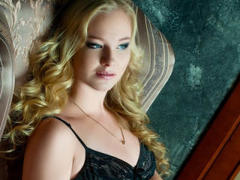 KarinaLover - blond female webcam at xLoveCam