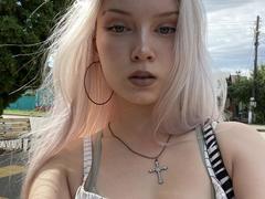 KaroasLove - blond female with  big tits webcam at xLoveCam