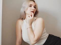 KarolinaRay-hot - blond female webcam at xLoveCam