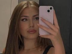 KattyLips from xLoveCam