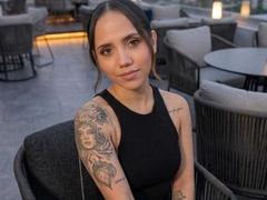 KatyJhoans - female with brown hair webcam at xLoveCam