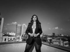 ErynRey - female with black hair and  big tits webcam at LiveJasmin