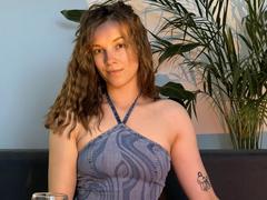 KenzieONEx - female with brown hair webcam at xLoveCam