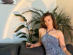 KenzieONEx - female with brown hair webcam at xLoveCam