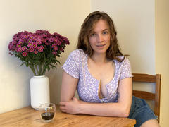 KenzieONEx - female with brown hair webcam at xLoveCam