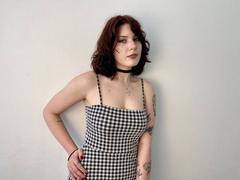 Khori - female with brown hair webcam at xLoveCam