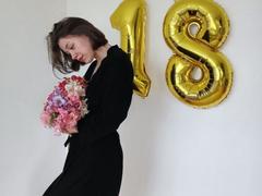 KiraDripe - female with brown hair webcam at xLoveCam