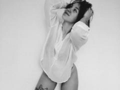 KiraDripe - female with brown hair webcam at xLoveCam