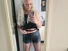 Kiwi-ink-hot - blond female webcam at xLoveCam
