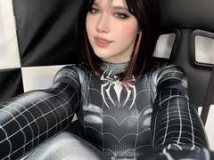 LinnieLlym - female with black hair webcam at xLoveCam