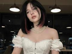 LinnieLlym - female with black hair webcam at xLoveCam