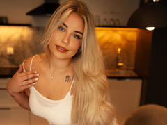 KristyQueen - blond female with  big tits webcam at xLoveCam
