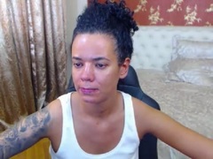 LaraAnne - female with black hair webcam at xLoveCam