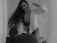 LaraSweetyHot - female with brown hair and  small tits webcam at xLoveCam