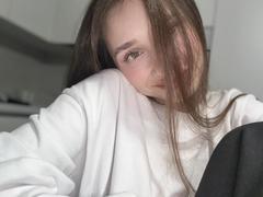 LaraSweetyHot - female with brown hair and  small tits webcam at xLoveCam