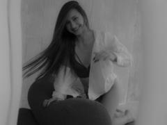 LaraSweetyHot - female with brown hair and  small tits webcam at xLoveCam