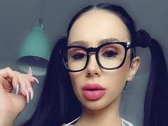 LaraaYah - female with black hair and  big tits webcam at xLoveCam