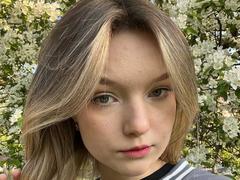 LateNightX - female with brown hair and  small tits webcam at xLoveCam