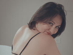 LatinLola - female with brown hair webcam at xLoveCam