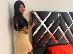 LatinMiaHot - shemale webcam at xLoveCam
