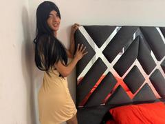 LatinMiaHot - shemale webcam at xLoveCam