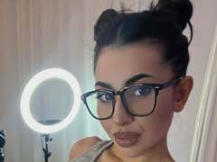MadysonPhelps - female with brown hair webcam at LiveJasmin