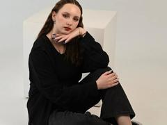 LatrinaBouffard - female with brown hair webcam at xLoveCam