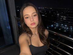LatrinaBouffard - female with brown hair webcam at xLoveCam