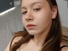 LauraBennett-hot - female with brown hair webcam at xLoveCam