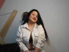 LauraCastillox - female with brown hair webcam at xLoveCam