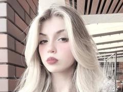LauraleePenderel - female with brown hair webcam at xLoveCam