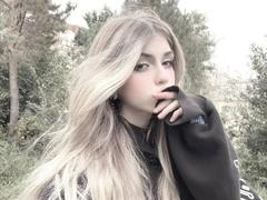 LauraleePenderel - female with brown hair webcam at xLoveCam