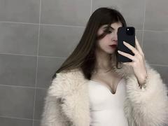 LauraleePenderel - female with brown hair webcam at xLoveCam