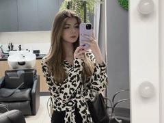 LauraleePenderel - female with brown hair webcam at xLoveCam
